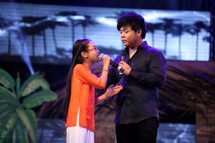 Trở thành ngôi sao sau cuộc thi The Voice Kids, Mỹ Chi là cái tên có sức hút mạnh mẽ nhất trong thời gian gần đây. Tại liveshow "Hát trên quê hương 2" của ca sĩ Quang Lê, Mỹ Chi đã góp sức không nhỏ khiến chương trình cháy vé với hơn 4000 khán giả.